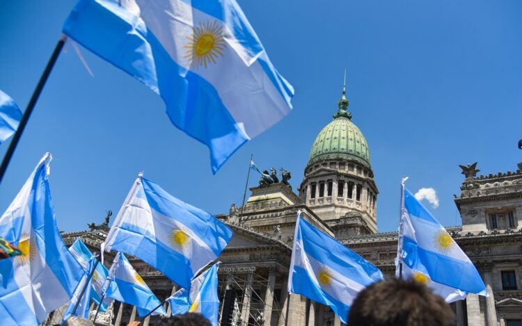 La deuda argentina sigue creciendo y ya supera al PBI de un año entero