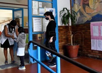 Aprobaron nuevos protocolos sobre el uso del barbijo y el aislamiento en las escuelas