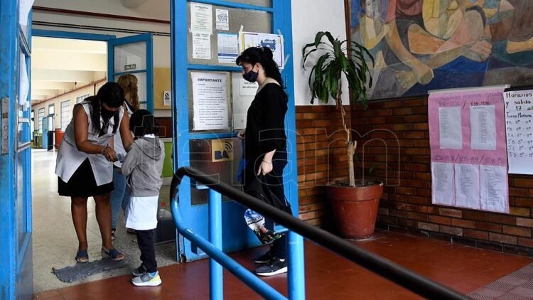 Aprobaron nuevos protocolos sobre el uso del barbijo y el aislamiento en las escuelas