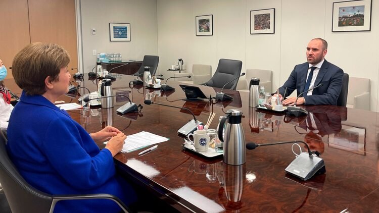 El Gobierno manifestó su absoluta decisión de alcanzar un acuerdo sustentable con el FMI