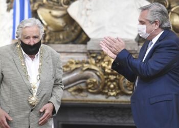 Fernández destacó “compromiso y conducta” de ‘Pepe’ Mujica al condecorarlo en la Casa Rosada
