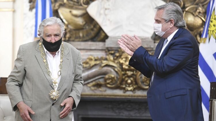 Fernández destacó “compromiso y conducta” de ‘Pepe’ Mujica al condecorarlo en la Casa Rosada