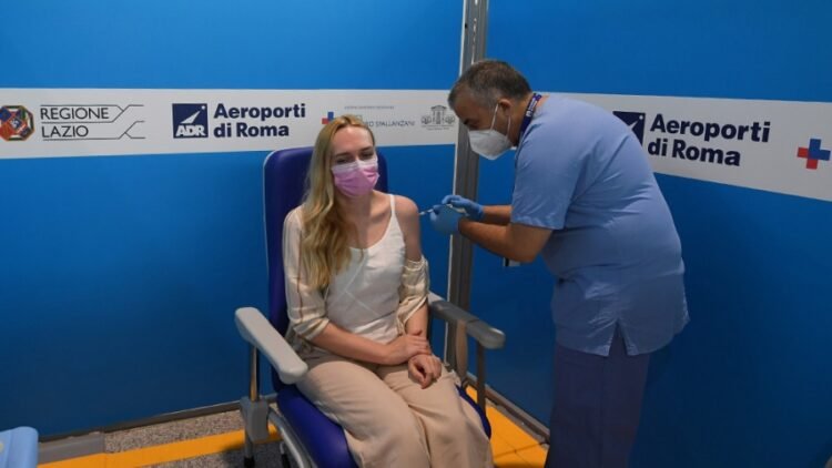 La campaña de vacunación italiana cumple un año con casi 110 millones de dosis aplicadas