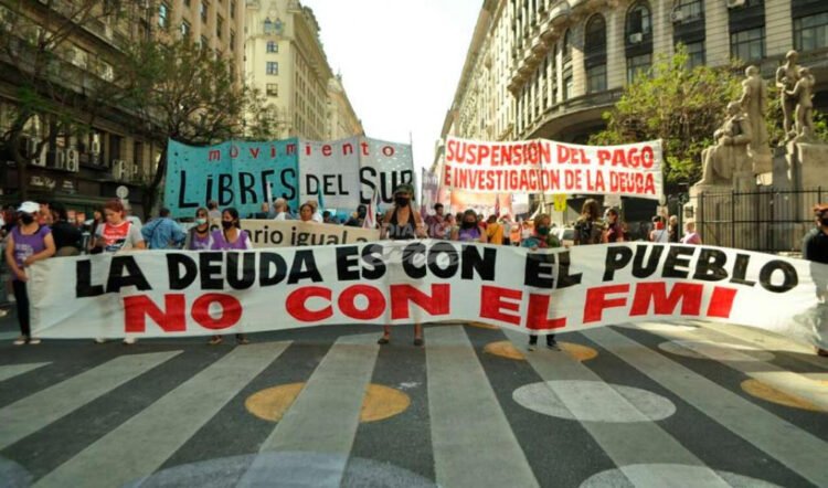 Organizaciones sociales y políticas marcharon al Ministerio de Economía contra el FMI