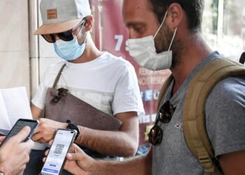 Francia: los estrechos vacunados ya no se deberán aislar y los positivos solo siete días