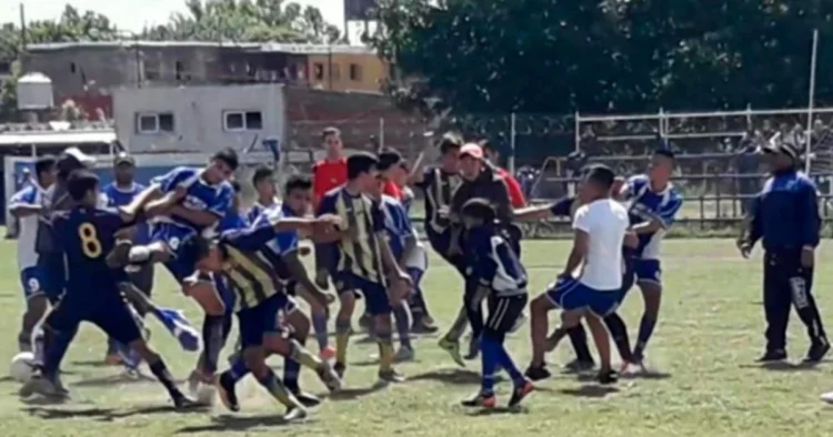 Un jugador fue internado tras los golpes que recibió en un partido de la Liga Amateur Platense