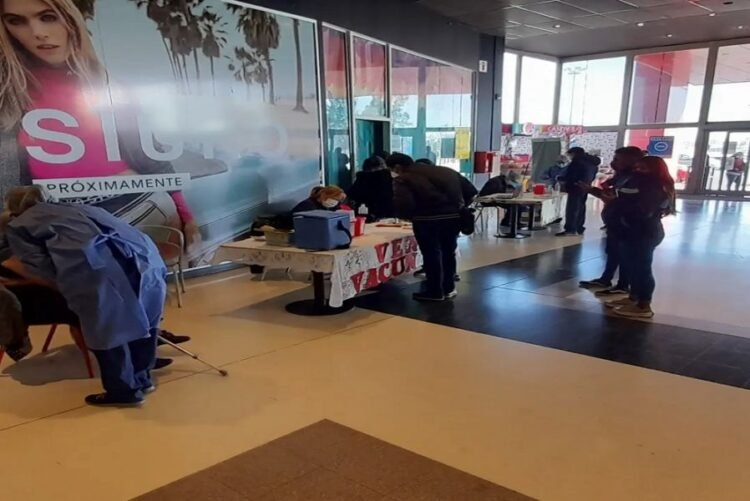 Amplíaron la vacunación con postas itinerantes en centros comerciales, escuelas y festivales