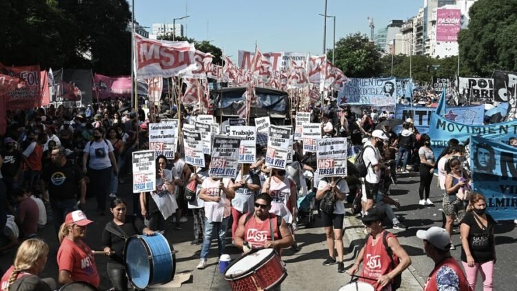 Manifestantes de organizaciones de izquierda marchan hacia Trabajo en el centro porteño