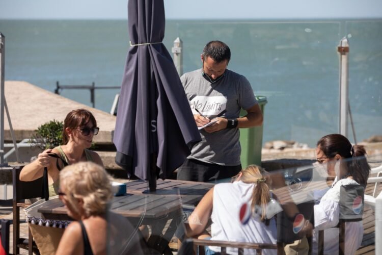 Hoteles y restaurantes, el sector que lidera el crecimiento de la actividad económica