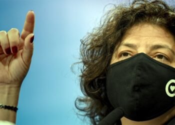 Vizzotti destacó la entrega de audífonos a pacientes en lista de espera desde 2017