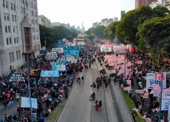 El Gobierno ya gastó más de la mitad de lo presupuestado para todo el año en asignaciones familiares y programas sociales
