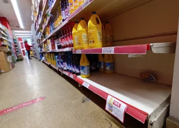 Falta de dólares: el Gobierno promete flexibilizar restricciones para evitar el desabastecimiento en las góndolas