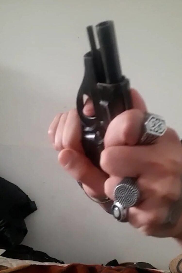 El video que muestra que el atacante de Cristina Kirchner sabía manipular el arma