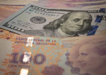 Los inversores vendieron bonos en pesos y compraron títulos en dólares que subieron casi 2%