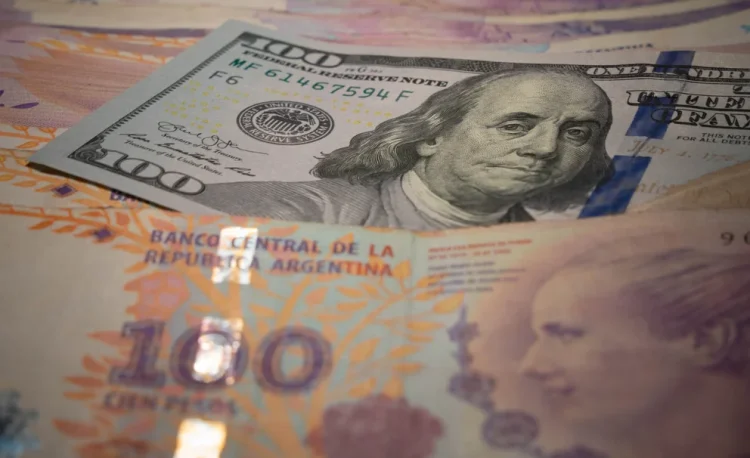 Los inversores vendieron bonos en pesos y compraron títulos en dólares que subieron casi 2%