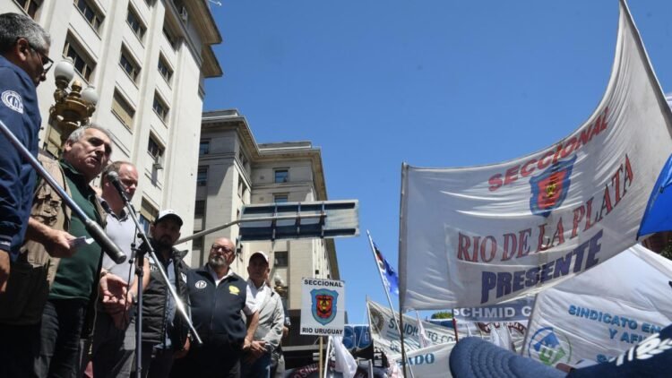 Los trabajadores portuarios paran 24 horas y marchan al Ministerio de Transporte