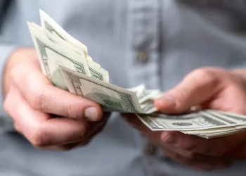 Dólar hoy: el blue se dispara $8 y cruza la barrera de los $300