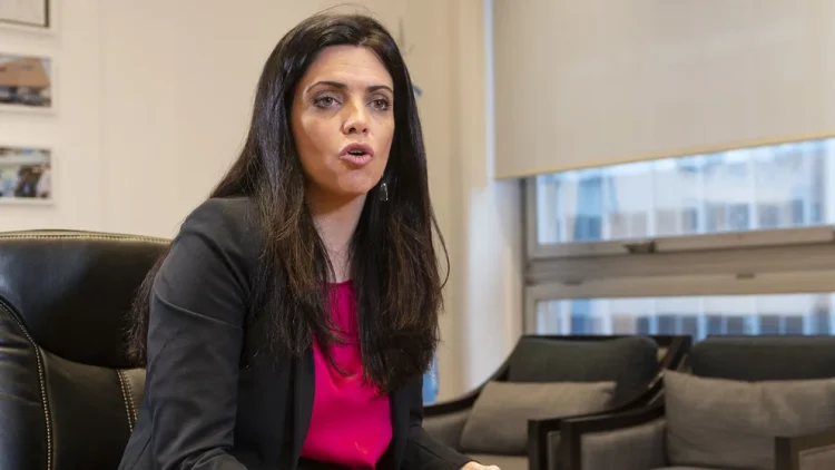 Denunciaron a la titular del PAMI Luana Volnovich por la compra de cotillón para el Mundial