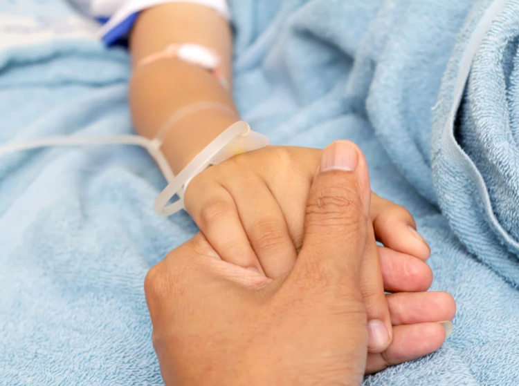 El Gobierno reglamentó una ley que garantiza el tratamiento de menores con cáncer