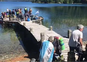 Lago escondido: los manifestantes llegaron hasta la casa de Lewis y amenazan con acampar