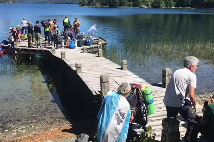 Lago escondido: los manifestantes llegaron hasta la casa de Lewis y amenazan con acampar