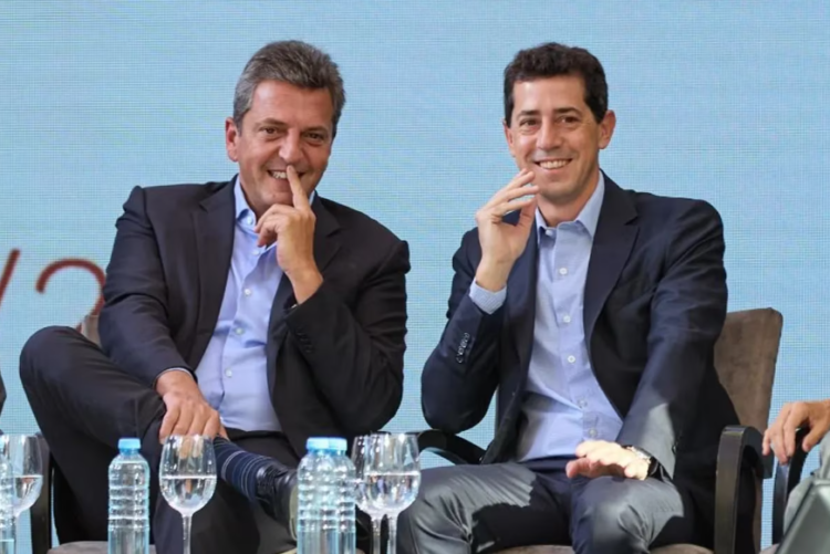 Sumido en la incertidumbre, el kirchnerismo especula con dos hipótesis: una candidatura de Massa o una PASO con De Pedro