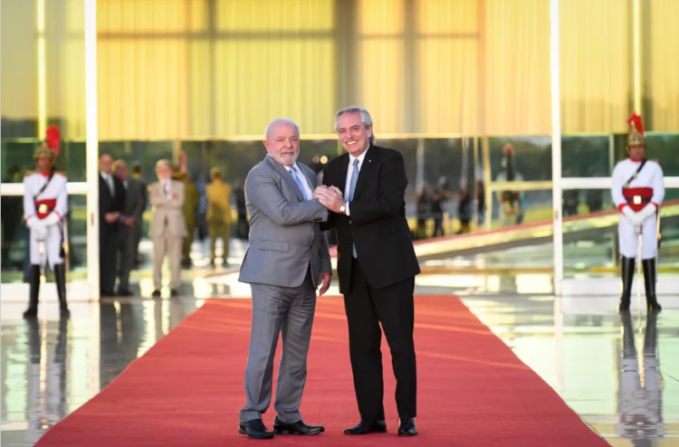 Tras el encuentro con Fernández, Lula prometió gestiones ante el FMI para “sacarle el cuchillo del cuello a la Argentina”