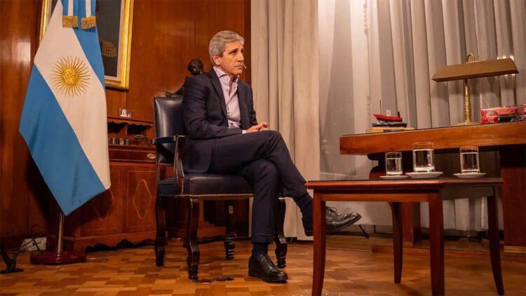 Luis Caputo acordó el desembolso con el FMI a un costo grande