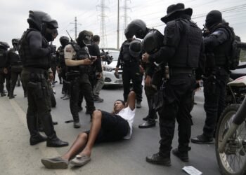 Noche de terror en Ecuador: desde coches bomba hasta amenazas al presidente