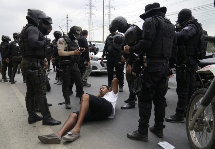 Noche de terror en Ecuador: desde coches bomba hasta amenazas al presidente