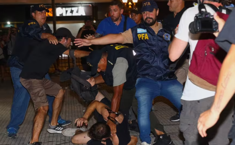 Ley ómnibus | Militantes de izquierda se enfrentaron con la policía y la gendarmería