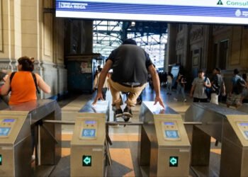 Subte y trenes: ¿de cuánto es la multa por saltar el molinete y no pagar con la Tarjeta SUBE?
