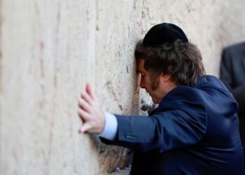 Comenzó la gira internacional de Milei: el Presidente lloró en el Muro de los Lamentos