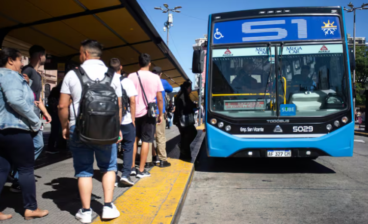 Paro de colectivos en el AMBA: el Gobierno giró fondos para el pago de sueldos y el servicio comienza a normalizarse