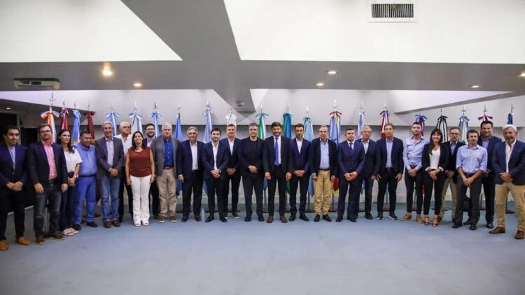 El Gobierno convocará formalmente hoy a todos los gobernadores para discutir la nueva ley Ómnibus y el pacto fiscal