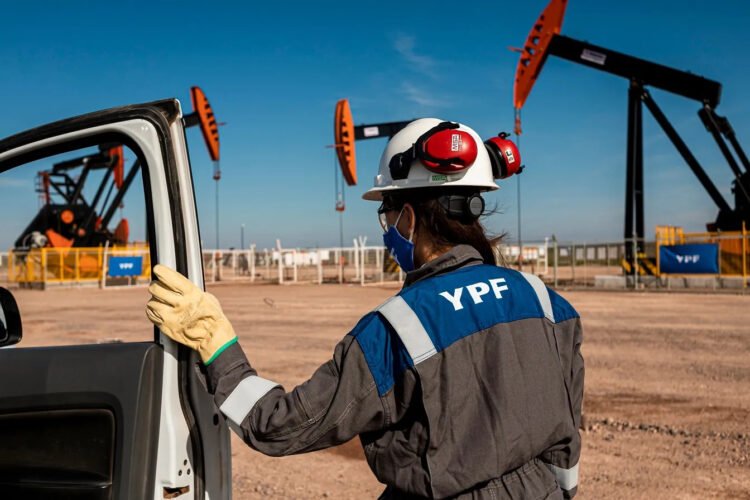 YPF aprobó desprenderse de 55 pozos de baja producción y ajustó el valor contable de esos activos