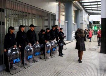 Tensión en edificios públicos por la protesta nacional de la ATE: ingresos masivos tras la ola de despidos