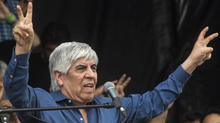 Hugo Moyano acordó la renegociación del aumento salarial con el Gobierno