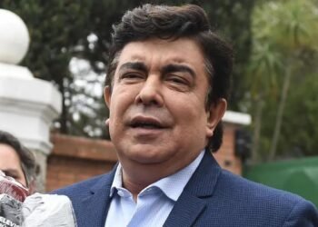 Denunciaron a Fernando Espinoza por el uso de recursos públicos en el abuso sexual a su secretaria
