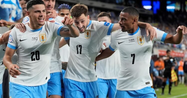 Uruguay enloqueció a Bolivia con goleada y apunta a cuartos de final
