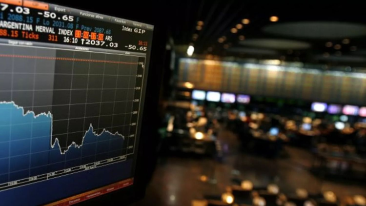 Mercados alterados: bajan el dólar blue y los financieros, pero el riesgo país supera los 1.600 puntos