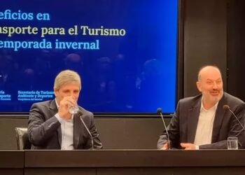Caputo y Sturzenegger se mostraron juntos por primera vez en una actividad oficial: qué anunciaron