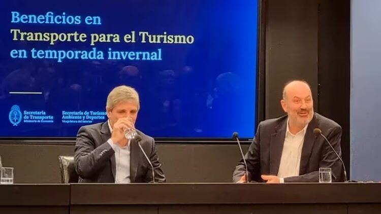Caputo y Sturzenegger se mostraron juntos por primera vez en una actividad oficial: qué anunciaron