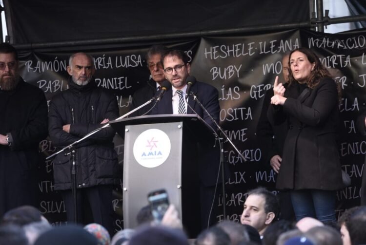 Duro reclamo del presidente de la AMIA a la Justicia y el Congreso: “¿Cuántas décadas más van a pasar?”