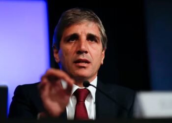 Luis Caputo: “La gente va a tener que vender dólares para pagar impuestos y el peso va a ser la moneda fuerte”