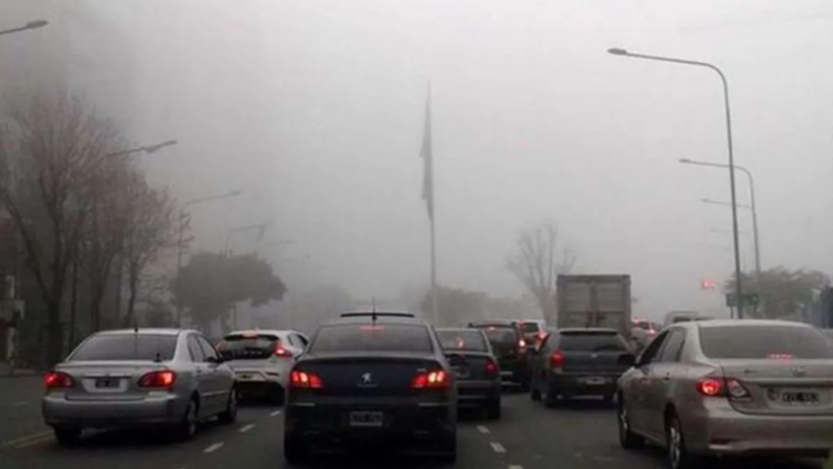Niebla en la Ciudad: vuelos desviados en Aeroparque y demoras en el tren Roca
