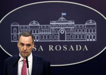 Adorni confirmó que el Gobierno nacional negocia con empresas privadas para que se hagan cargo de Aerolíneas Argentinas