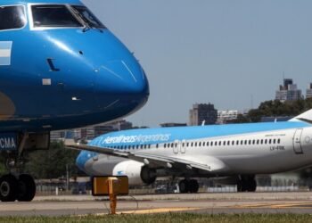 El presidente Javier Milei afirmó que si no consigue avanzar en la privatización de Aerolíneas Argentinas continuará con la propuesta de entregar la línea aérea estatal a los empleados de la misma.