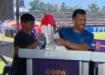 Tevez jugó la Copa Potrero para ayudar a sus amigos de Fuerte Apache y se hizo viral por una curiosa situación