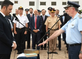 El gobierno anunció que el jefe de la Fuerza Aérea Fernando Mengo no seguirá en su cargo